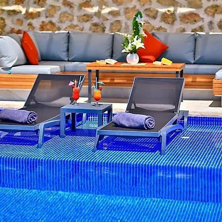 Sleeps 6 Pool Air Con Wifi