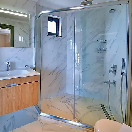 Sleeps 6 Pool Air Con Wifi *