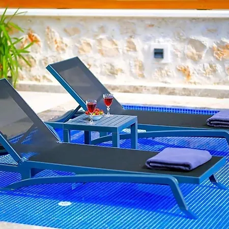 Sleeps 6 Pool Air Con Wifi *